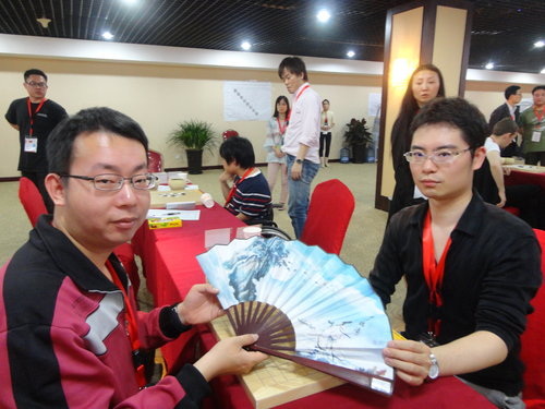 Taking a photo with the board member of the Renju Association of Japan, 8-dan player Hiroshi Okabe