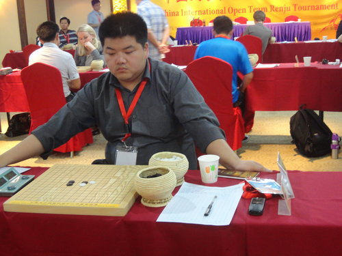 Defeating Japanese player Nakamura Shigeki in the final, Zhu Jianfeng, a 6-dan player, ranked third in the Chinese ratings in 2012.